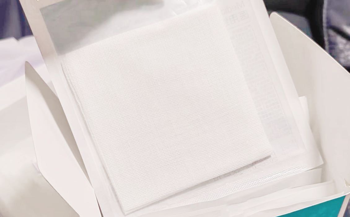 Hoe verhouden gapende gaasdoekjes zich tot niet-geweven wattenstaafjes?