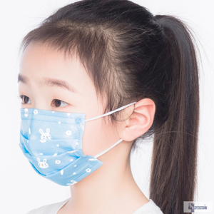 Beschermende kinderen worden geconfronteerd met maskers met elastische oorlussen