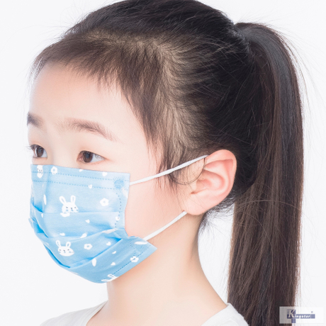Beschermende kinderen worden geconfronteerd met maskers met elastische oorlussen