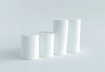 De rechter gaasrol kiezen: katoen VS. Synthetische materialen